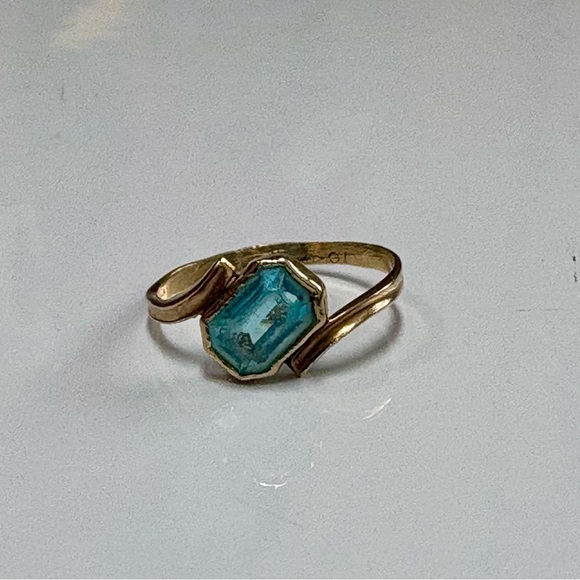 Vintage 10K Yellow Gold Bypass Ring - Emerald Cut Blue Aquamarine/Topaz